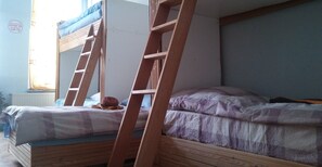 Minibar, meja kerja, dan Wi-Fi gratis