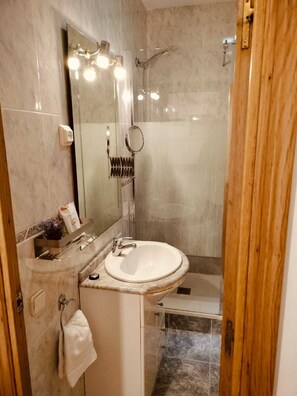 Dusche, Haartrockner, Handtücher