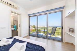 4 chambres, coffres-forts dans les chambres, fer et planche à repasser