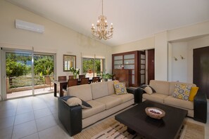 Una televisión, una chimenea, libros, una biblioteca de música