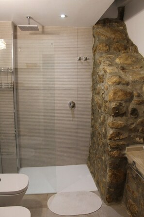 Shower, free toiletries, towels - DUPLEX SUITE - PLANTA BAJA VISTAS A CALLE (Villajoyosa)