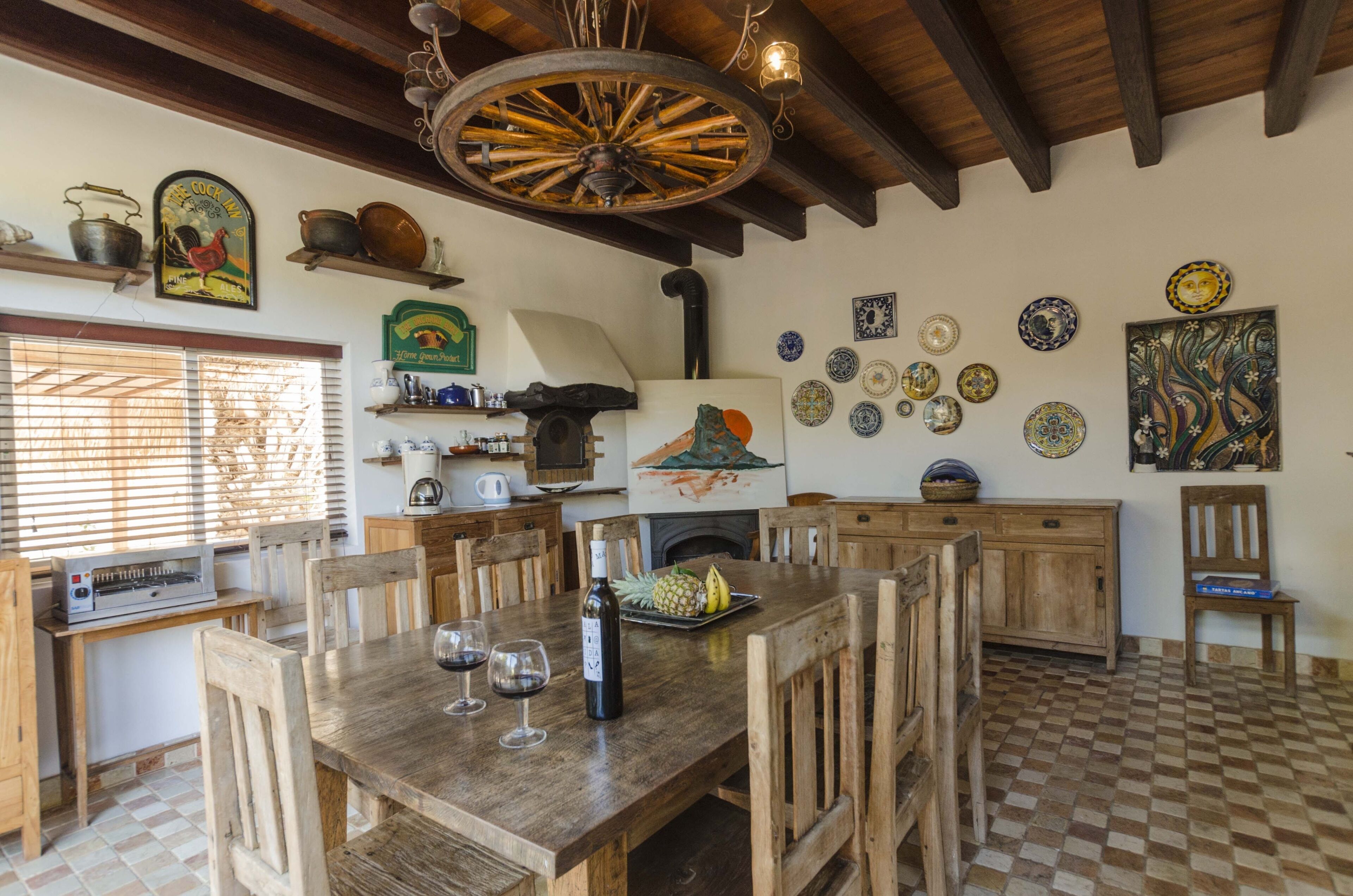 Een koelkast, een oven, een vaatwasser, een koffiezetapparaat/waterkoker