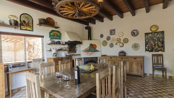 Een koelkast, een oven, een vaatwasser, een koffiezetapparaat/waterkoker