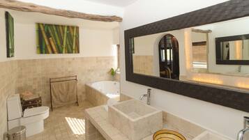 Combined shower/tub, hair dryer, towels, shampoo