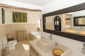 Combined shower/tub, hair dryer, towels, shampoo