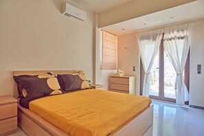 2 bedrooms, in-room safe, iron/ironing board, free WiFi