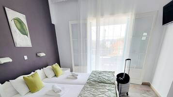 Studio, 2 Twin Beds | 1 bedroom, hypo-allergenic bedding, in-room safe, desk