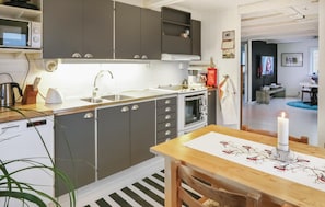 Réfrigérateur, four à micro-ondes, surface de cuisson, lave-vaisselle