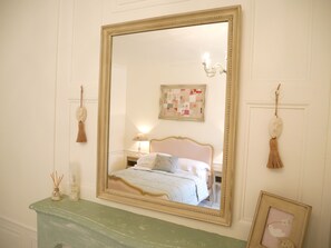 Kamar Romantis (The French Room) | Didekorasi berbeda-beda dan dilengkapi dengan perabotan berbeda-beda
