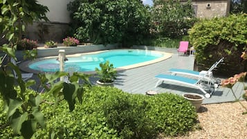 Piscine extérieure (ouverte en saison), chaises longues