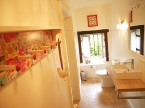 A bathroom with a toilet, sink, and window. - L'Arbre d'Ange (Montmorillon)