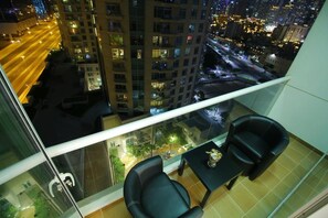 Studio | Balcony - City Nights - Burj Al Nujoom Tower (Dubai)