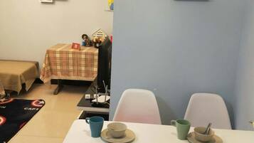 Apartment, 2 Schlafzimmer | Essbereich im Zimmer