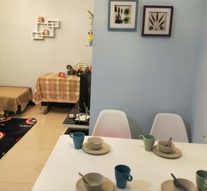 Apartment, 2 Schlafzimmer | Essbereich im Zimmer