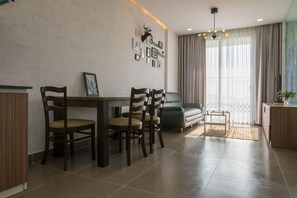 Apartemen, 2 kamar tidur | 2 kamar tidur, meja kerja, dan Wi-Fi gratis