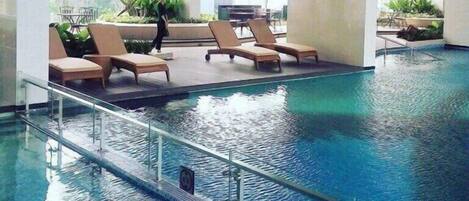 Kolam renang tertutup, kolam renang terbuka