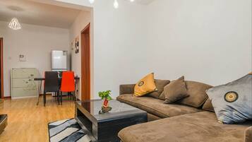 Apartment, 2 Queen-Betten | Wohnzimmer | Flachbildfernseher