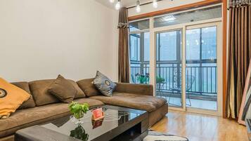 Apartment, 2 Queen-Betten | Wohnzimmer | Flachbildfernseher
