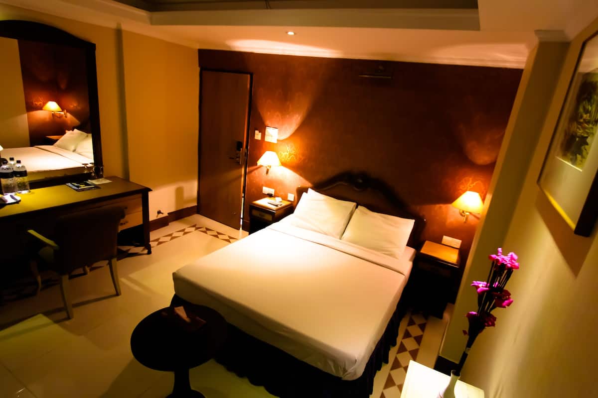 deluxe single room | premium bedding, in-room safe, desk, free wifi