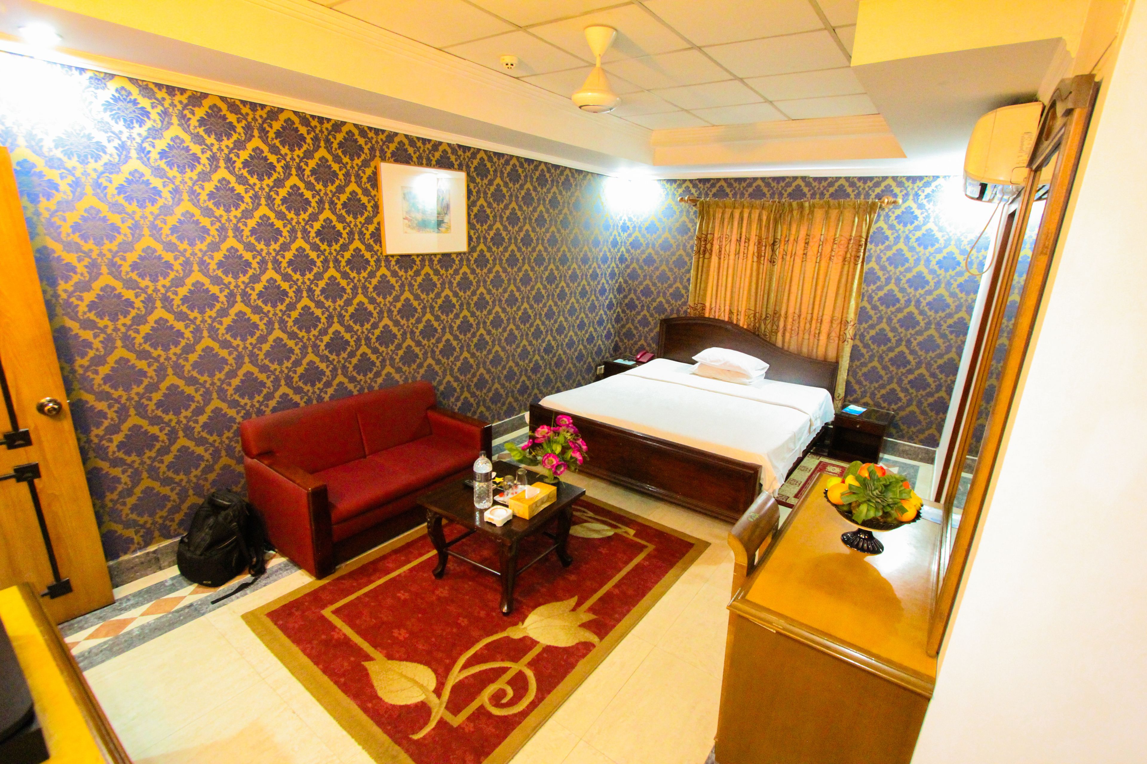executive suite, 1 king bed | premium bedding, in-room safe, desk, free wifi