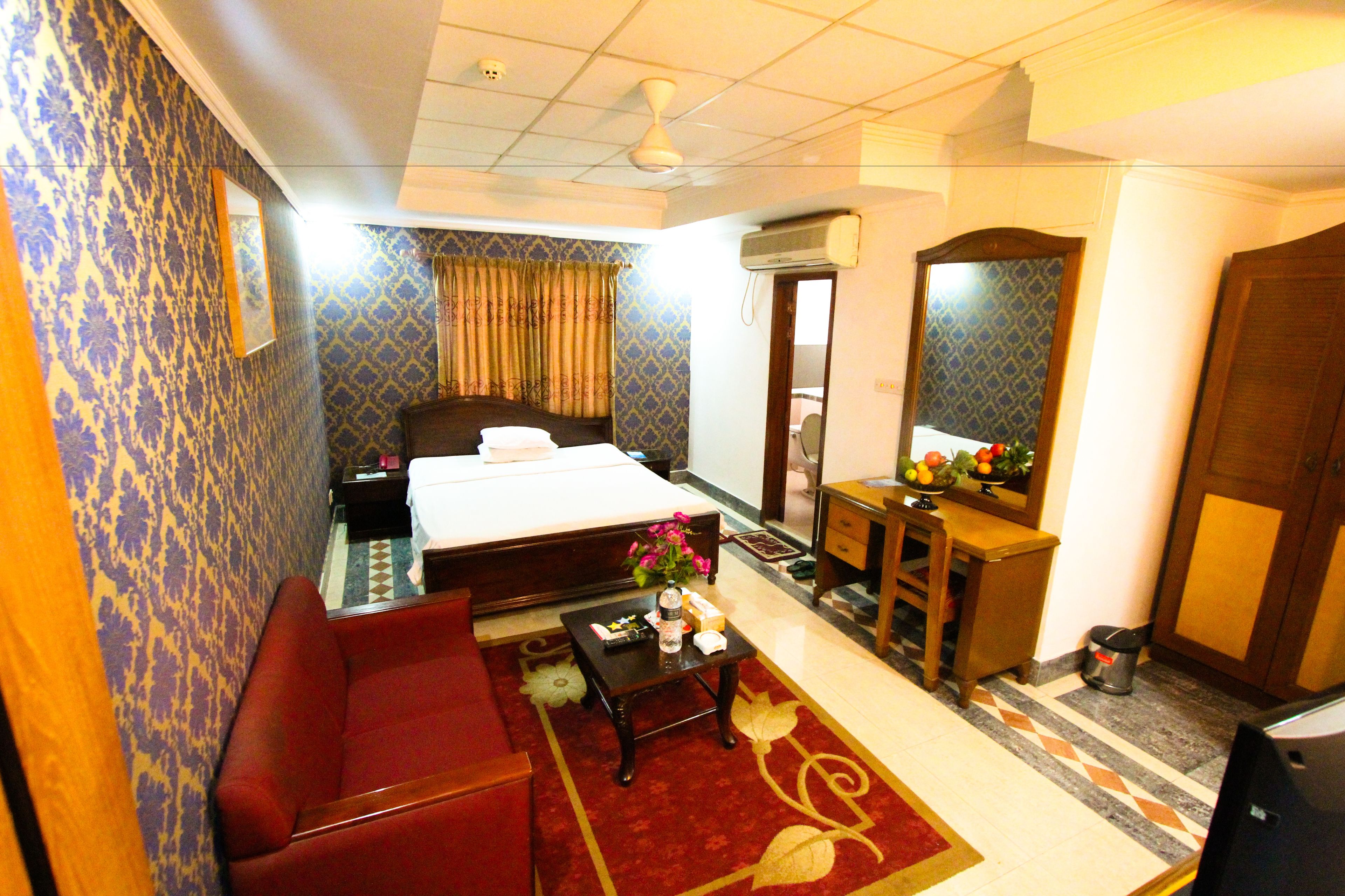 exclusive suite, 1 king bed | premium bedding, in-room safe, desk, free wifi