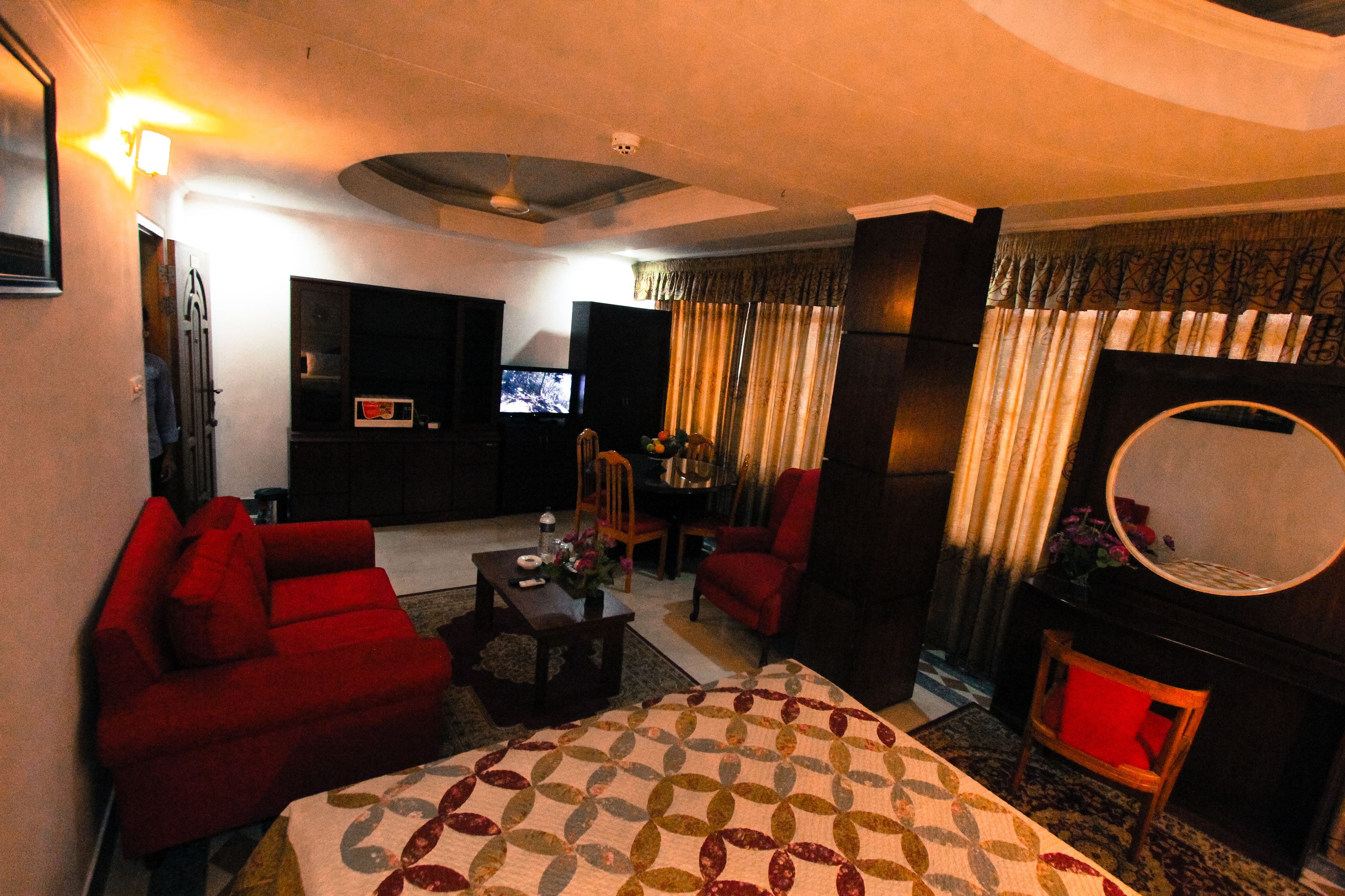 executive suite, 1 king bed | premium bedding, in-room safe, desk, free wifi