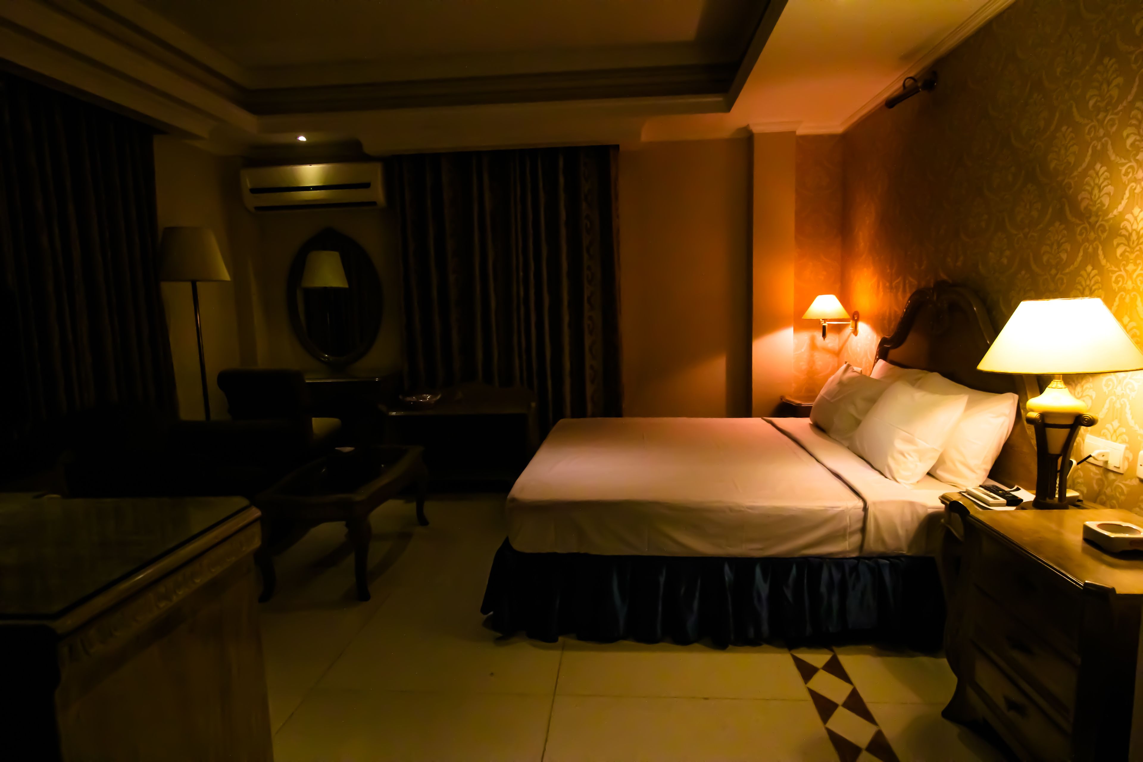 deluxe room, 1 queen bed | premium bedding, in-room safe, desk, free wifi