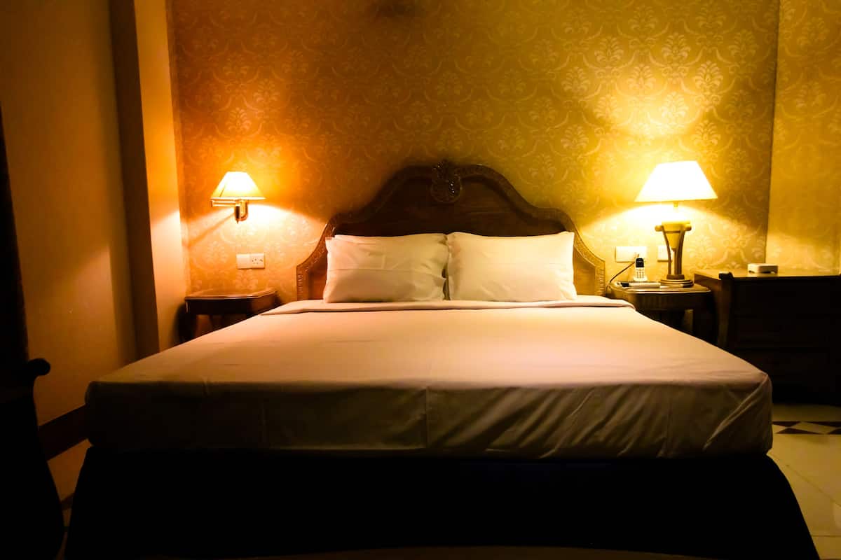 deluxe room, 1 queen bed | premium bedding, in-room safe, desk, free wifi