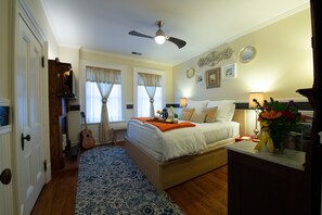 Habitación superior, 1 cama de matrimonio, baño privado | Ropa de cama de alta calidad y decoración individual