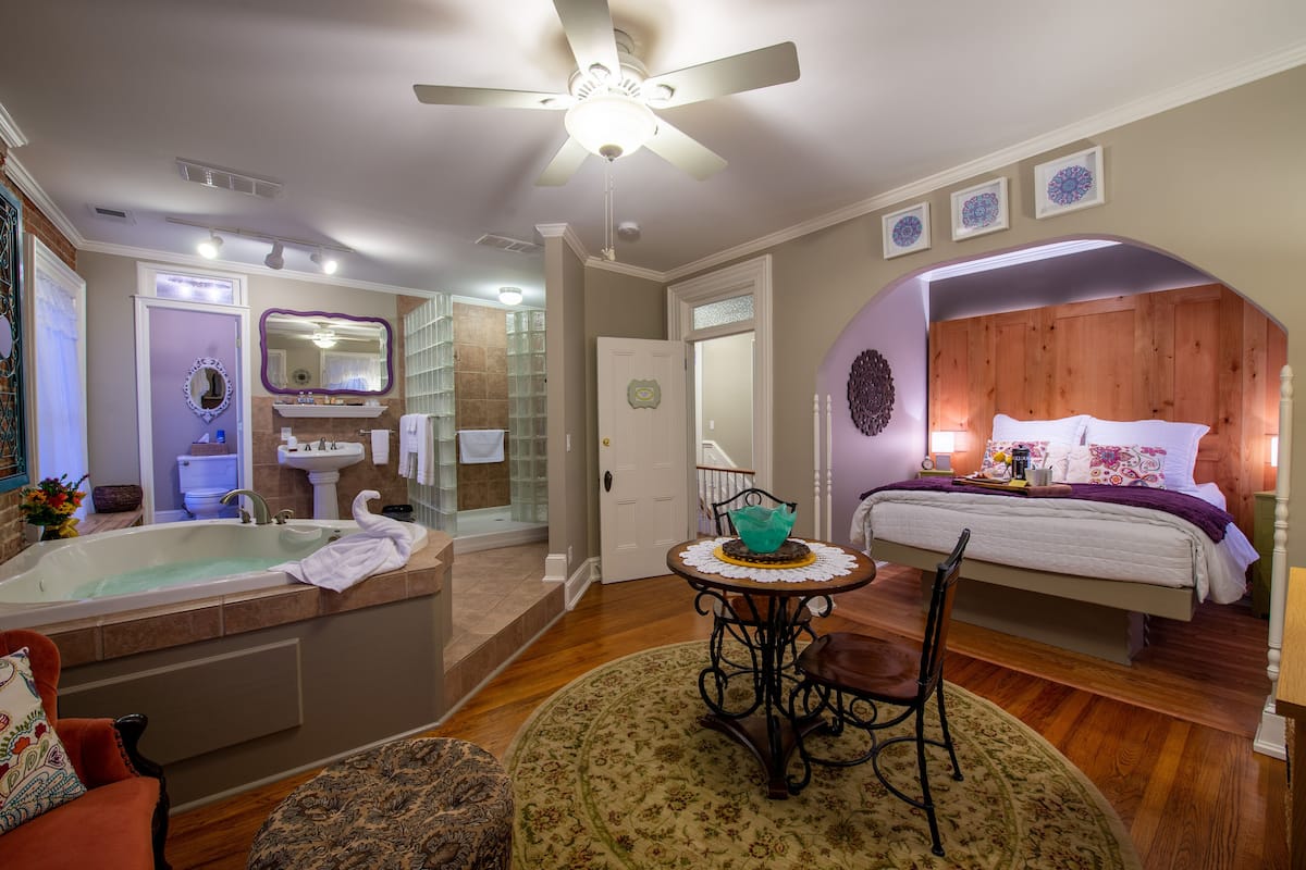 Suite de lujo, 1 cama Queen size, hidromasaje | Ropa de cama de alta calidad y decoración personalizada