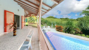 Outdoor dining - Charming creole villa comfort swimming pool wi fi only 300 m from the beach. (Sainte-Anne)