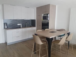 Coffee/tea maker, fridge, microwave, oven - Renovated beachfront apartment in Les Sables d'Olonne (Les Sables-d'Olonne)