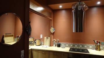 Een koelkast, een microgolfoven, een oven, een kookplaat