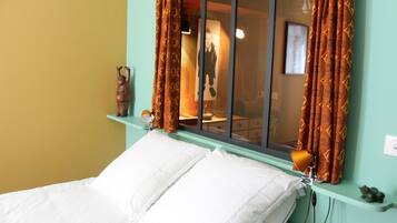 1 habitación, tabla de planchar con plancha y cuna de viaje