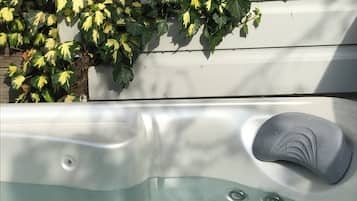 Tina de hidromasaje al aire libre