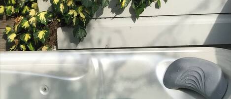 Tina de hidromasaje al aire libre