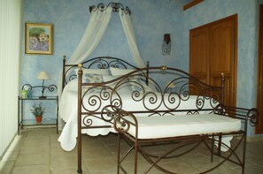 1 chambre, coffres-forts dans les chambres, fer et planche à repasser