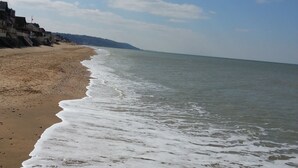 A beach with a sandy shore and gentle waves. - MY LITTLE GARDEN - Garden - Free parking 600m - La Clé de Honfleur (Honfleur)