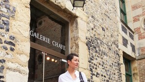 A stone building with a sign reading "GALERIE CHAYE". - MY LITTLE GARDEN - Garden - Free parking 600m - La Clé de Honfleur (Honfleur)