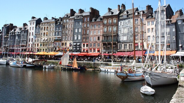 A waterfront with historic buildings and boats docked along the shore. - MY LITTLE GARDEN - Garden - Free parking 600m - La Clé de Honfleur (Honfleur)