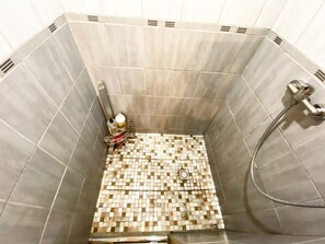 Een douche, een haardroger, handdoeken, zeep