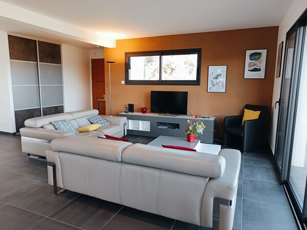 Smart-TV, Kamin, Bücher