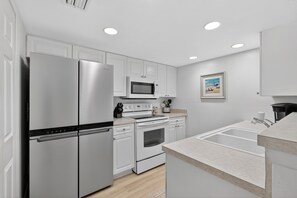 Kühlschrank, Mikrowelle, Ofen, Herdplatte