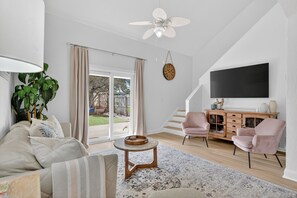 TV connectée, lecteur de DVD, livres