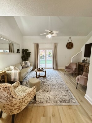 TV connectée, lecteur de DVD, livres