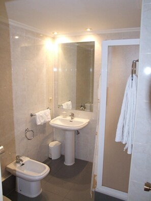 Free toiletries, towels - Hostal El Botero (Monreal del Campo)