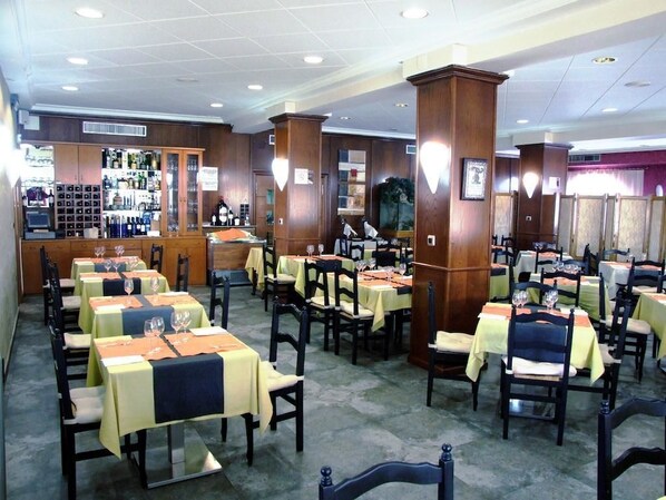 Daily continental breakfast for a fee - Hostal El Botero (Monreal del Campo)