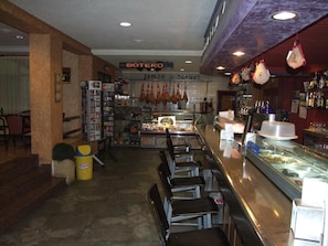Bar (on property) - Hostal El Botero (Monreal del Campo)