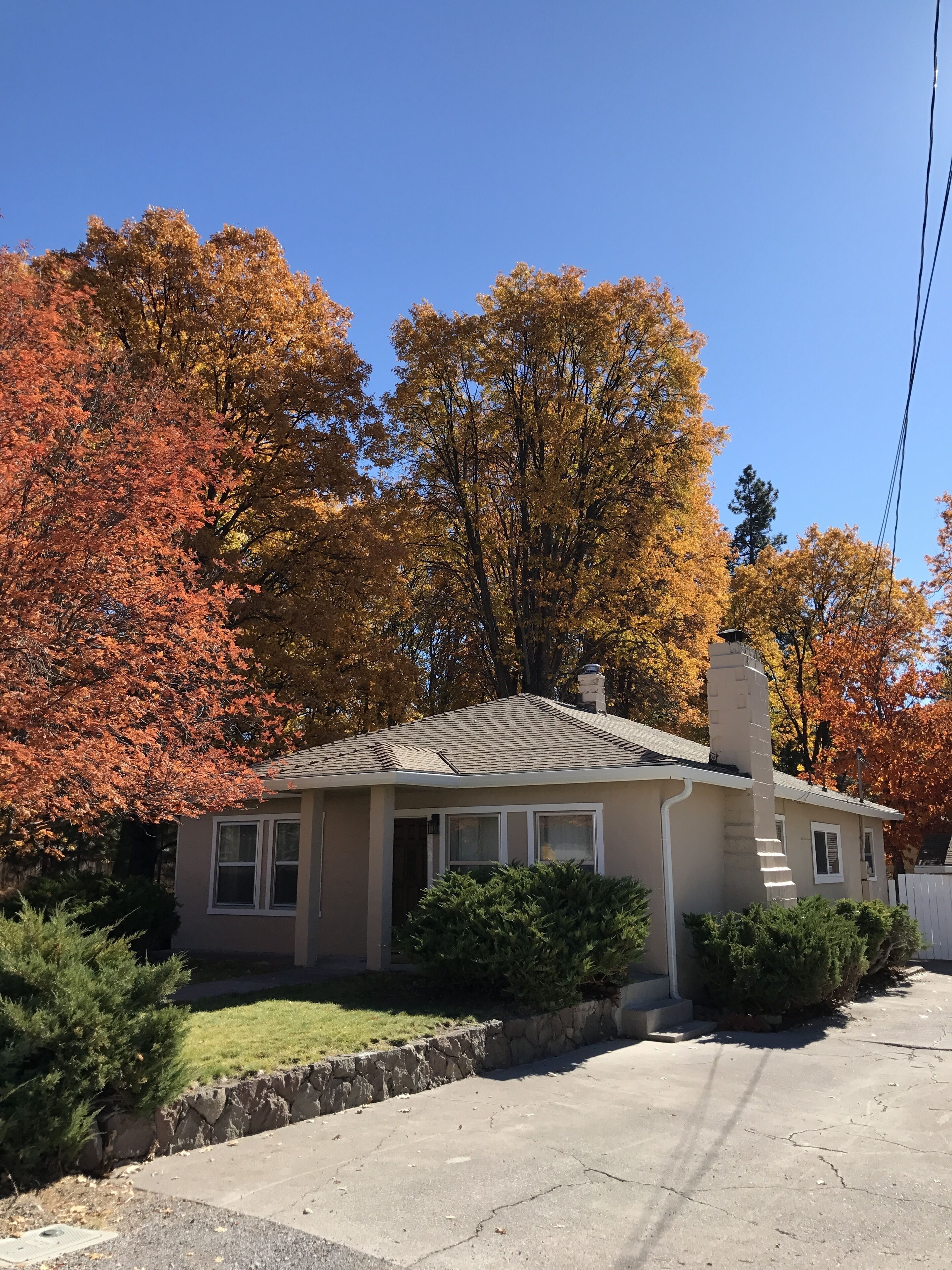 3/2 with Mt. Shasta Views! 1940's cottage close to everything! Long-term stays!