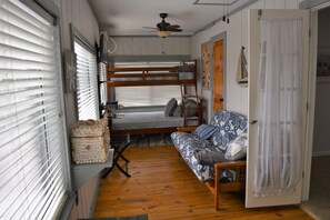 3 habitaciones, tabla de planchar con plancha, cuna de viaje y wifi 